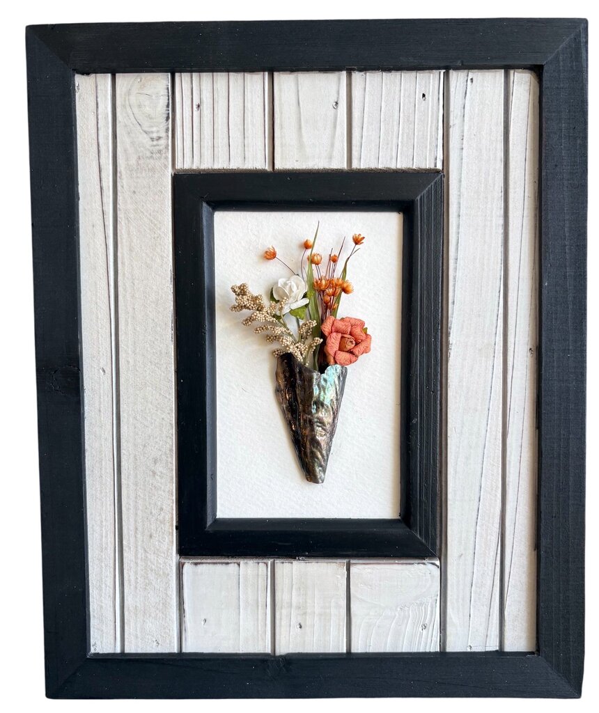 Pen shell vase in black and Wt frame