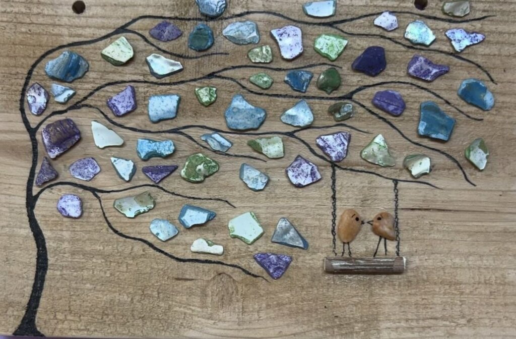 Swaying tree with shell leaves, Birds on swing