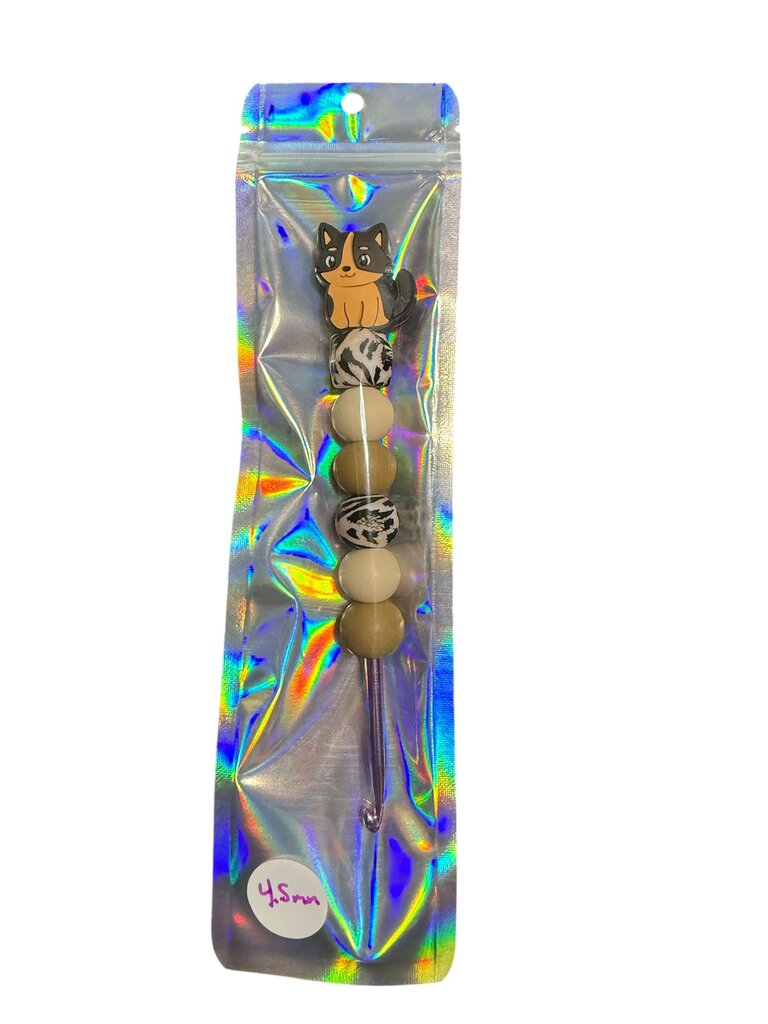 Ergonomic beaded crochet hook 4.5mm "brown cat"