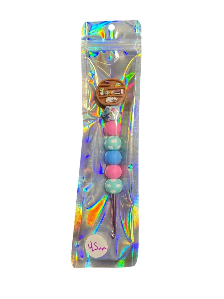 Ergonomic beaded crochet hook 4.5mm "cat bookshelf"