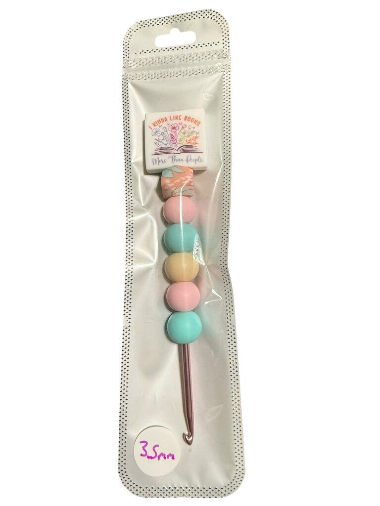 Ergonomic beaded crochet hook 3.5mm "I kind of like books more then people"