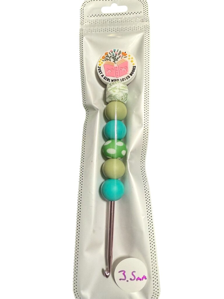 Ergonomic beaded crochet hook 3.5mm "just a girl who loves books"
