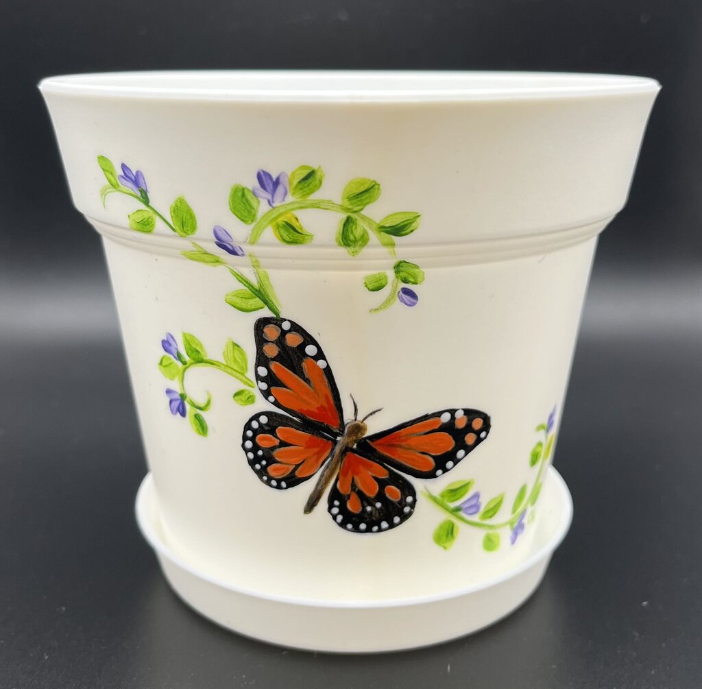 Medium wh pot w/monarch