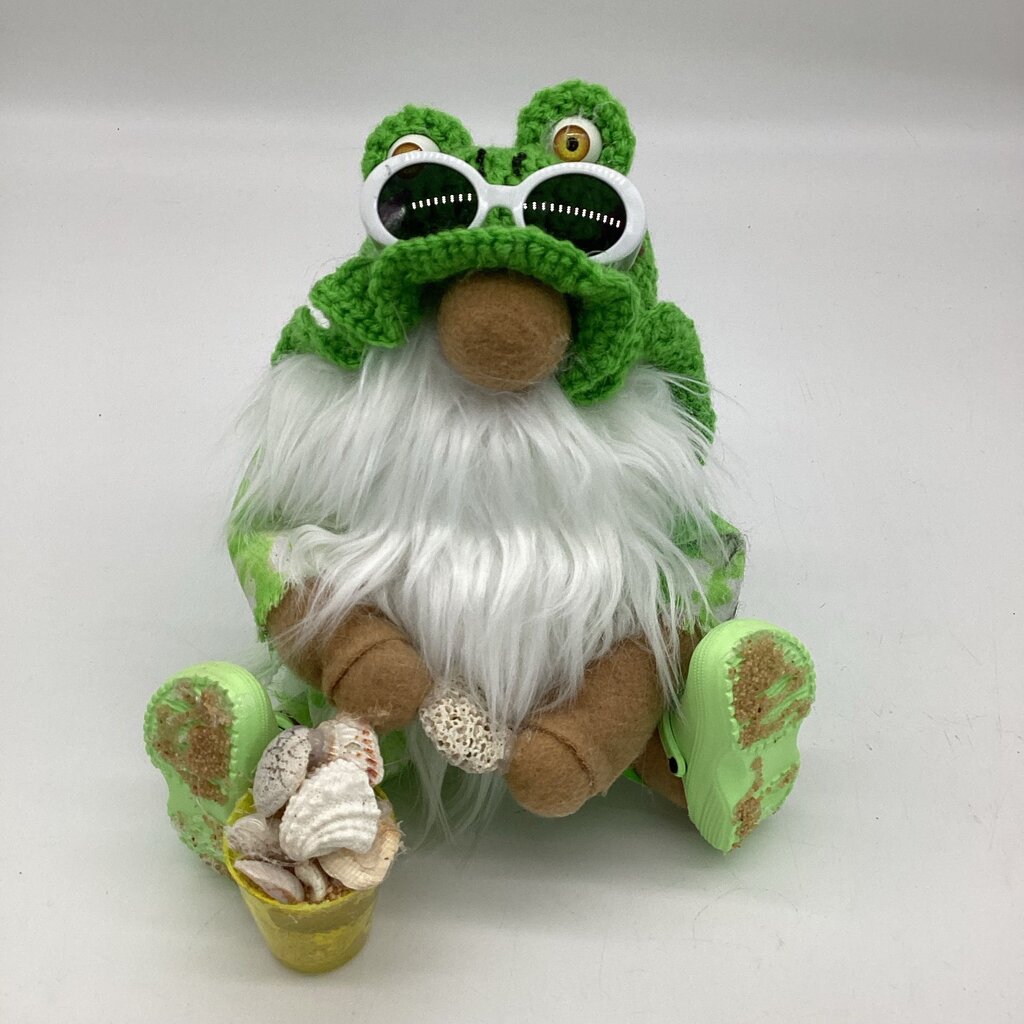 small beach gnome with frog hat (3)