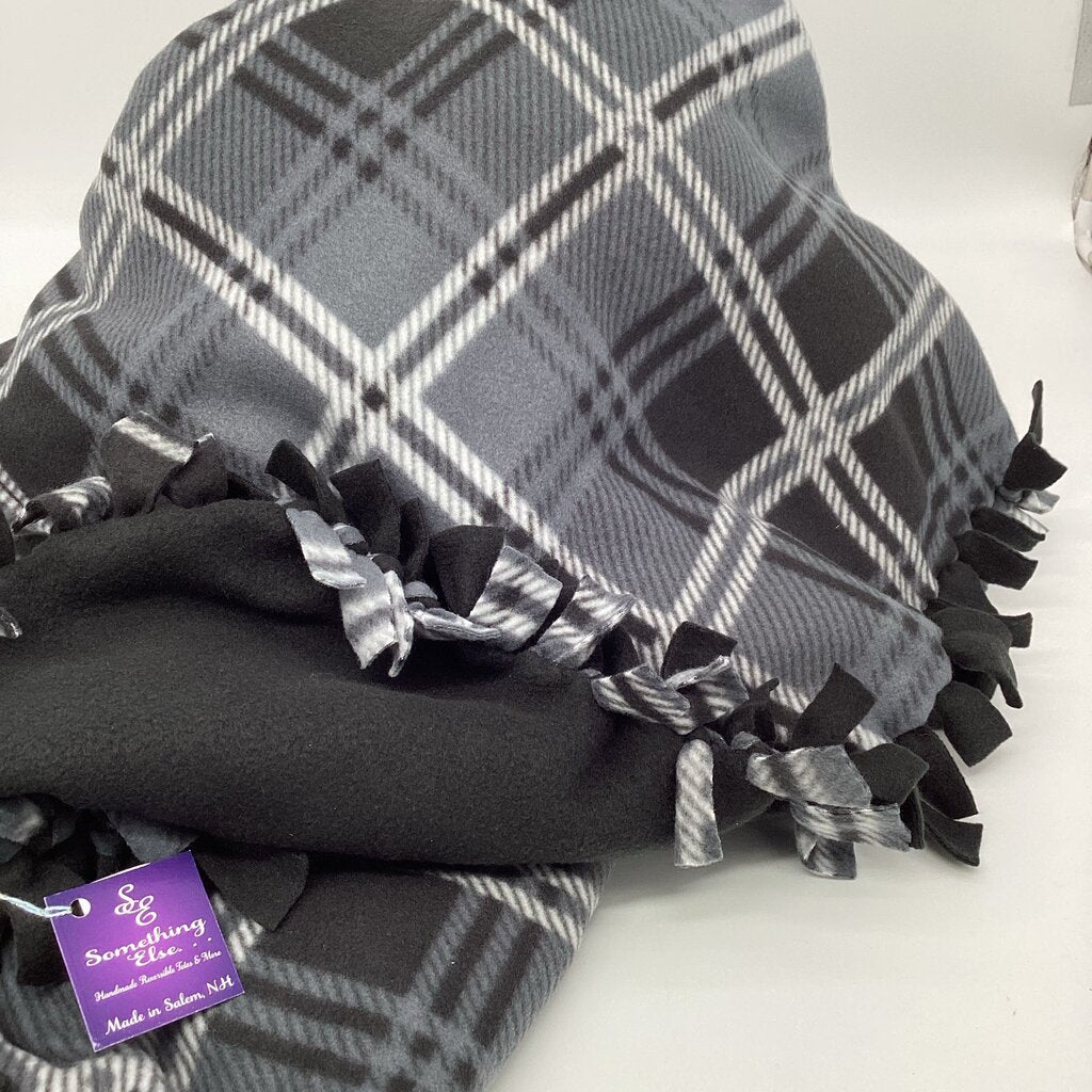 Fleece blanket gray plaid/ black
