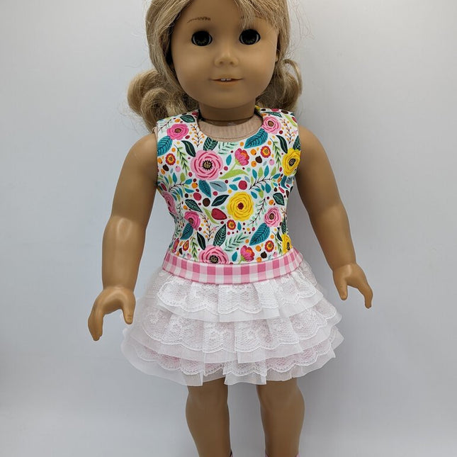 Sleeveless dress with layered lace bottom. Pink sandals