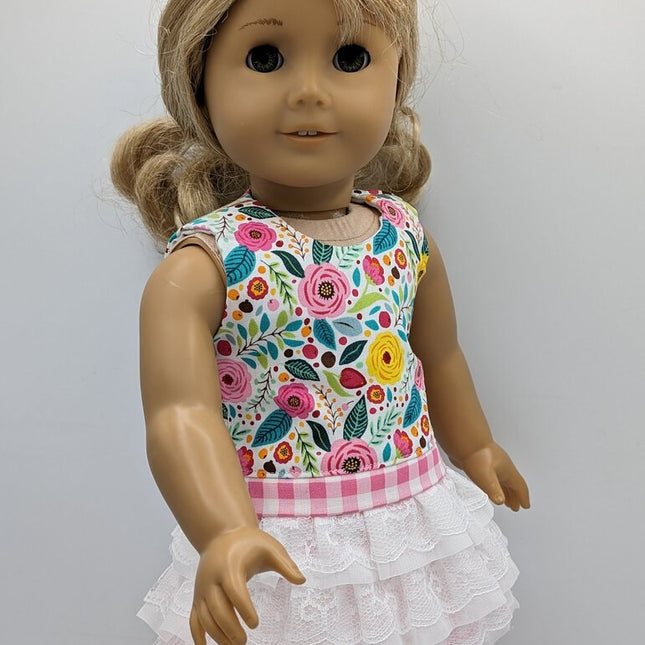 Sleeveless dress with layered lace bottom. Pink sandals