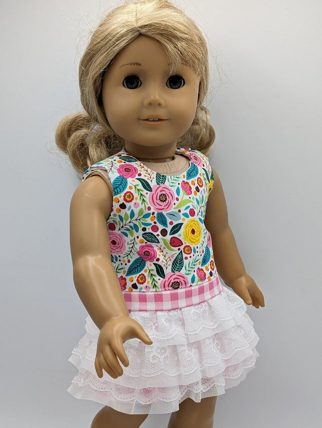 Sleeveless dress with layered lace bottom. Pink sandals