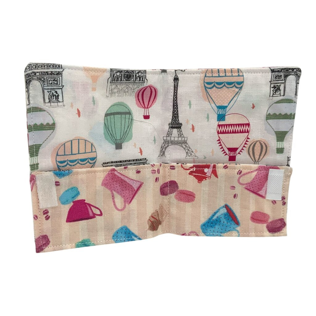 2 pocket wallet, Paris, cafe