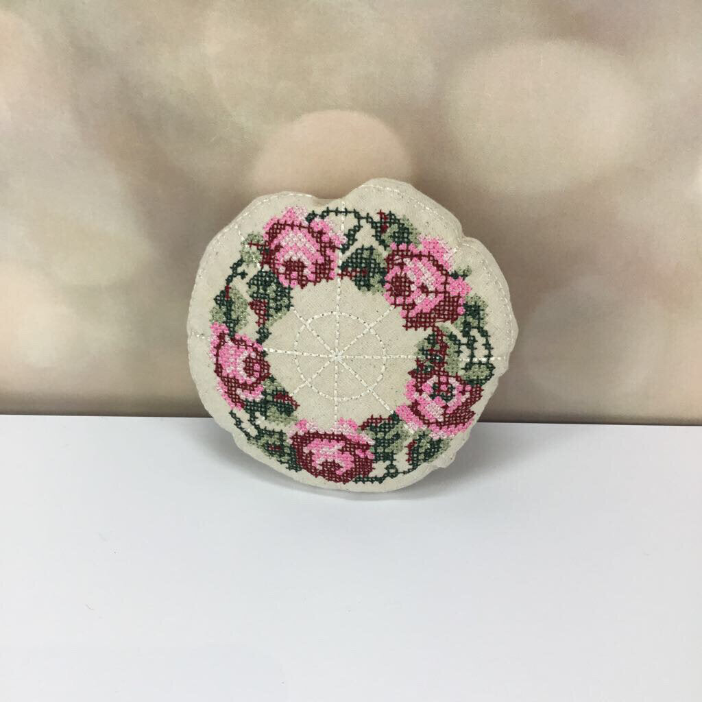 SEWING PIN KEEP ROSES ROUND