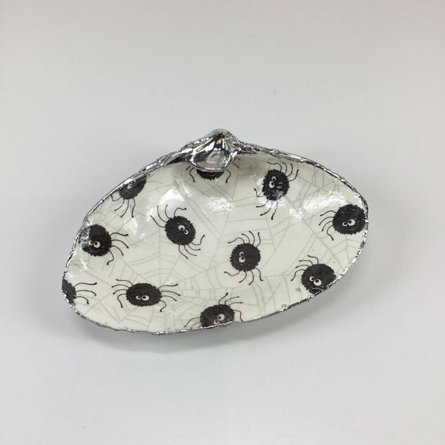 Silly Spiders LG Clam ( Newport RI)