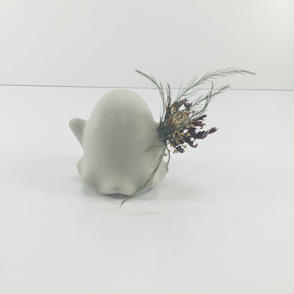 Concrete Ghost with Bouquet - Ruffles