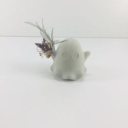 Concrete Ghost with Bouquet - Ruffles - view 2