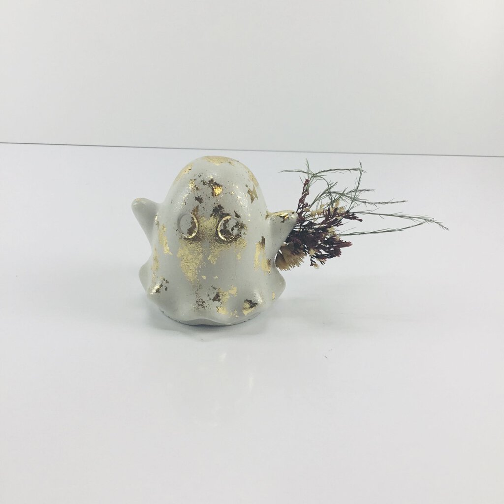 Concrete Ghost with Bouquet - Ruffle