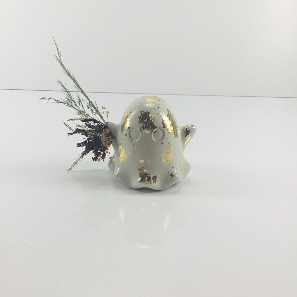 Concrete Ghost with Bouquet - Ruffle