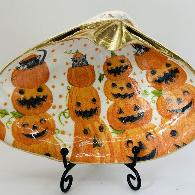 Stacked Jack-O-Lanterns w/ Black Cats XXL Clam (Old Orchard Beach, ME)