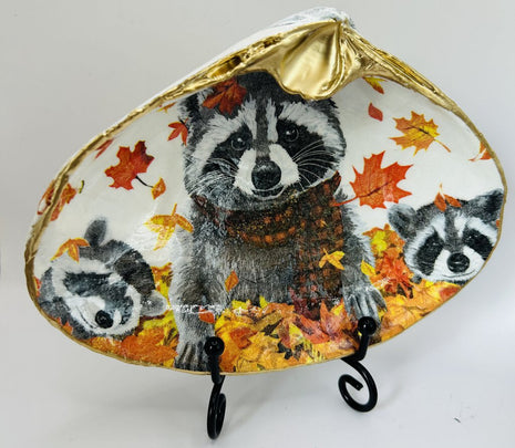 Raccoon Family/Leaves XL clam (Old Orchard Beach, ME)