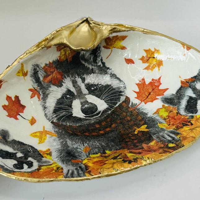 Raccoon Family/Leaves XL clam (Old Orchard Beach, ME)