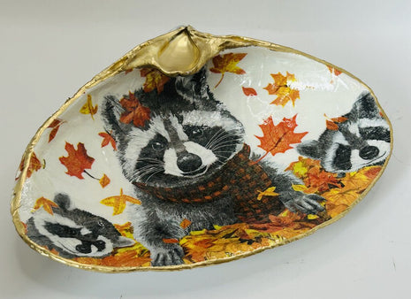Raccoon Family/Leaves XL clam (Old Orchard Beach, ME)