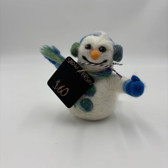 SNOWPERSON WITH GREEN MUFF N SCARF