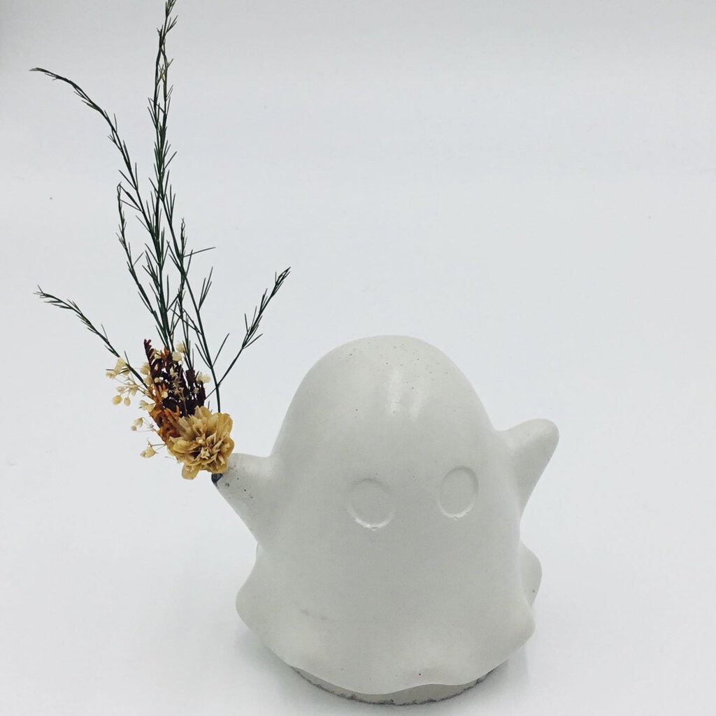 Concrete Ghost with Bouquet - Ruffles