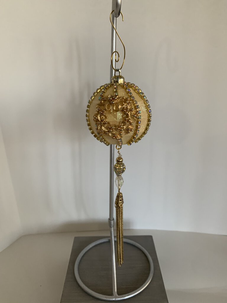 BEAUTIFUL GOLD ORNAMENT decorated / vtg gold wreaths