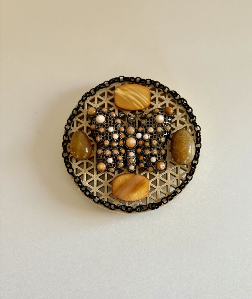 3X3 BEIGE MAGNET W/BUTTERFLY OF earth tone colors