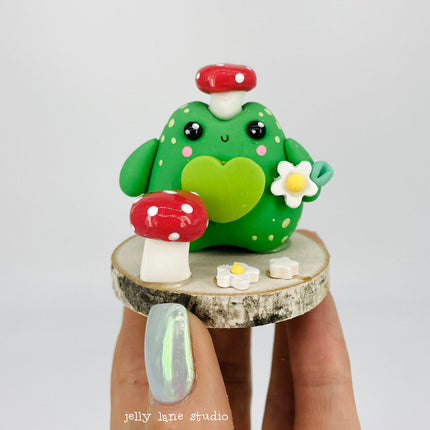 MUSHROOM TOP FROGGIE DESK FRIEND