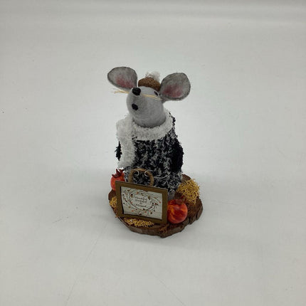 Mouse with thankful sign