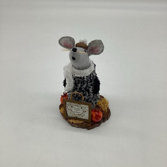 Mouse with thankful sign
