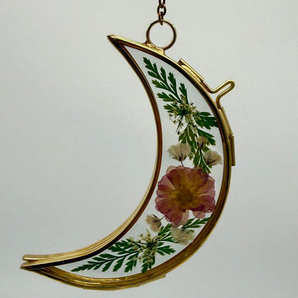 Moon frame w/ Pink pressed floral
