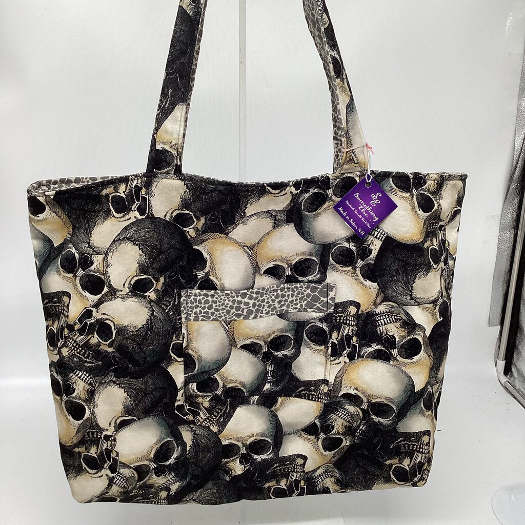 Skull reversible tote w/ gray