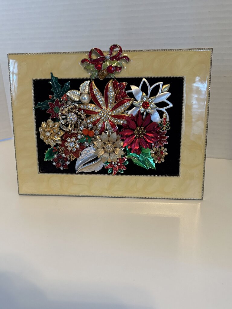 CHRISTMAS FLOWER PICTURE in CREAM FRAME 5 x 7