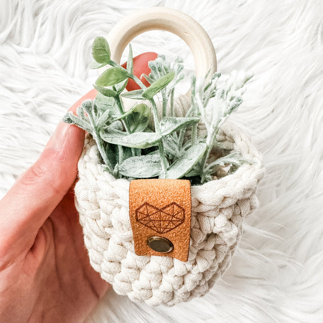 Small Hanging Plant Cozy in Cream with Geometric Heart Tag