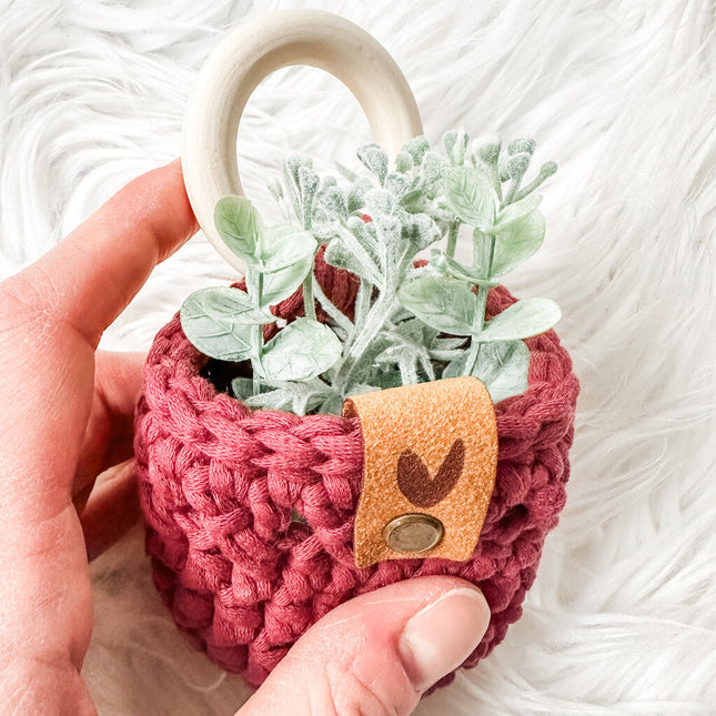 Small Hanging Plant Cozy in Berry with Heart Tag