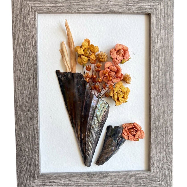 Double Pen shell vase w/flowers
