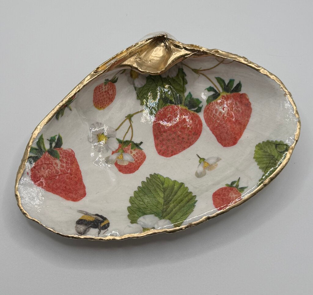 Strawberries XL Clam Dish (Saco, ME)
