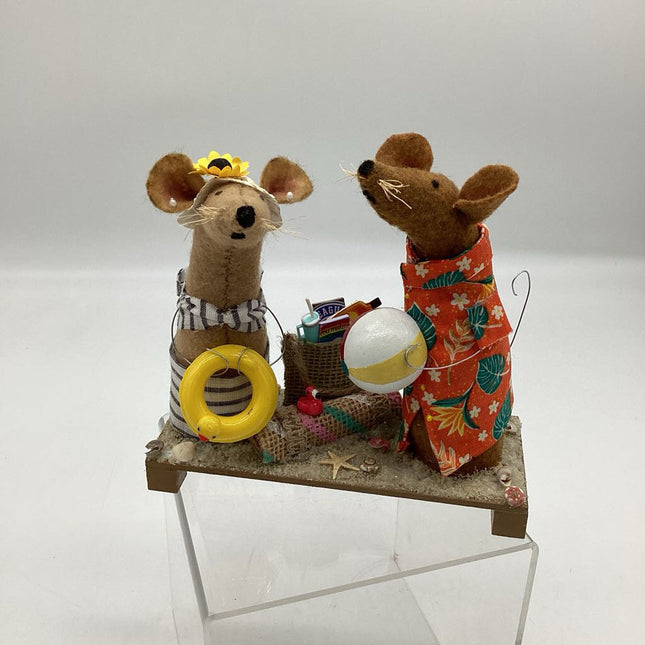 A day at the beach mice