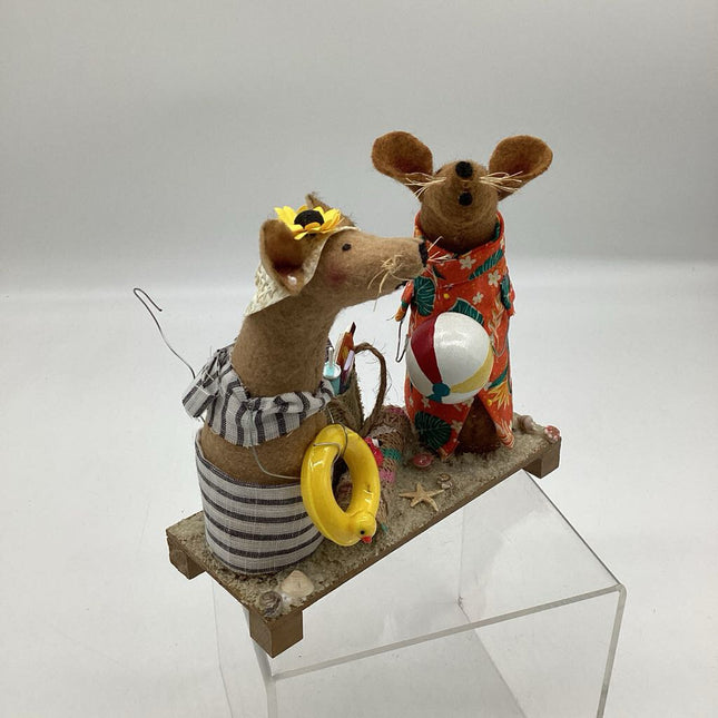 A day at the beach mice