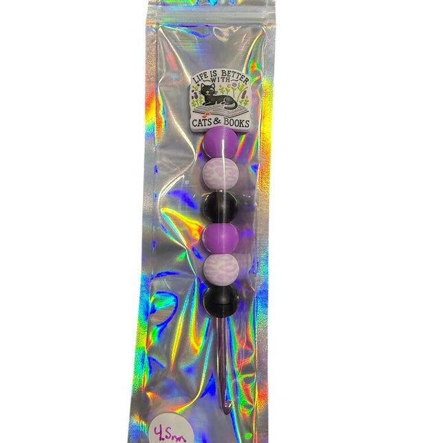 Ergonomic beaded crochet hook 4.5mm "life is better with cats and books"
