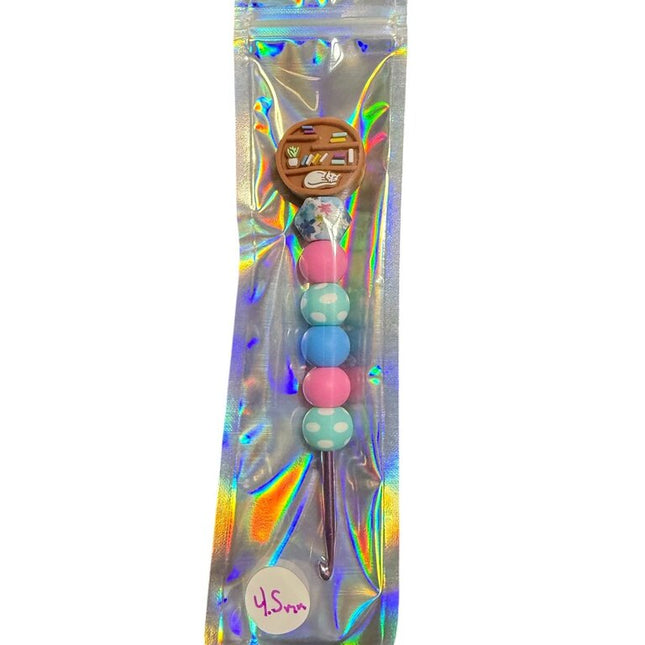Ergonomic beaded crochet hook 4.5mm "cat bookshelf"