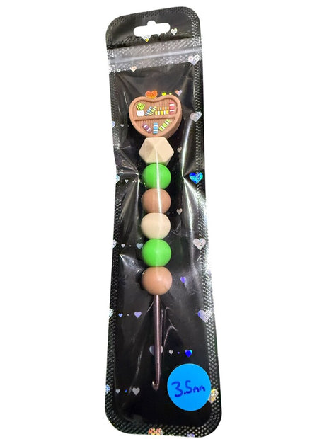 Ergonomic beaded crochet hook 3.5mm "bookshelf heart"