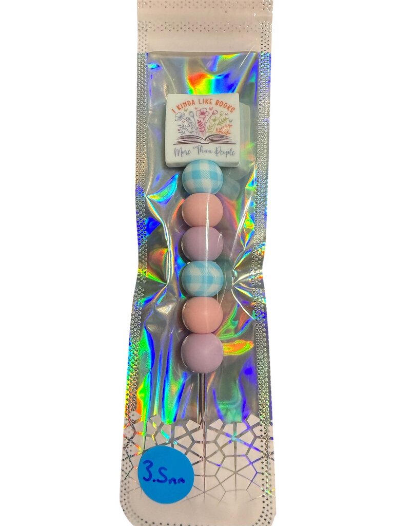 Ergonomic beaded crochet hook 3.5mm "I kinda like books more than people"