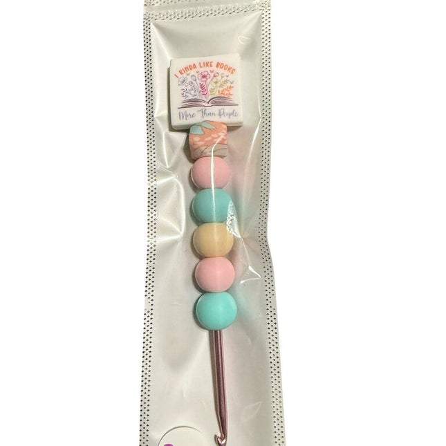 Ergonomic beaded crochet hook 3.5mm "I kind of like books more then people"