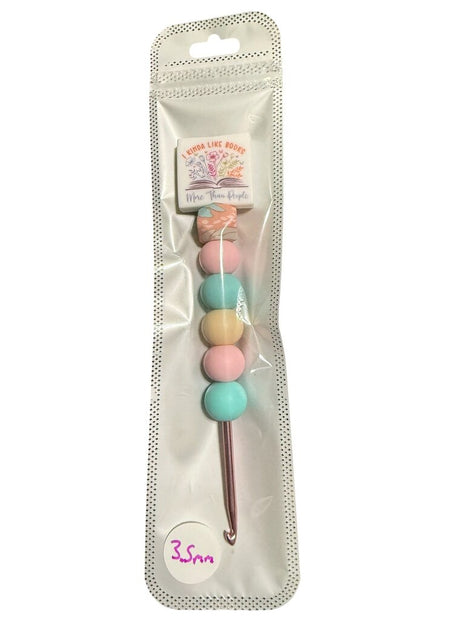 Ergonomic beaded crochet hook 3.5mm "I kind of like books more then people"