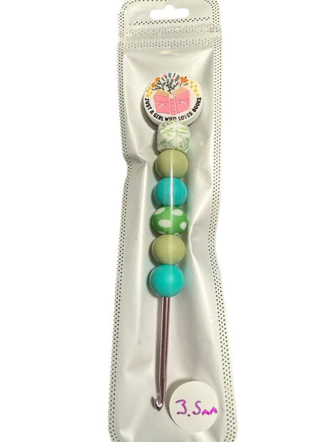 Ergonomic beaded crochet hook 3.5mm "just a girl who loves books"