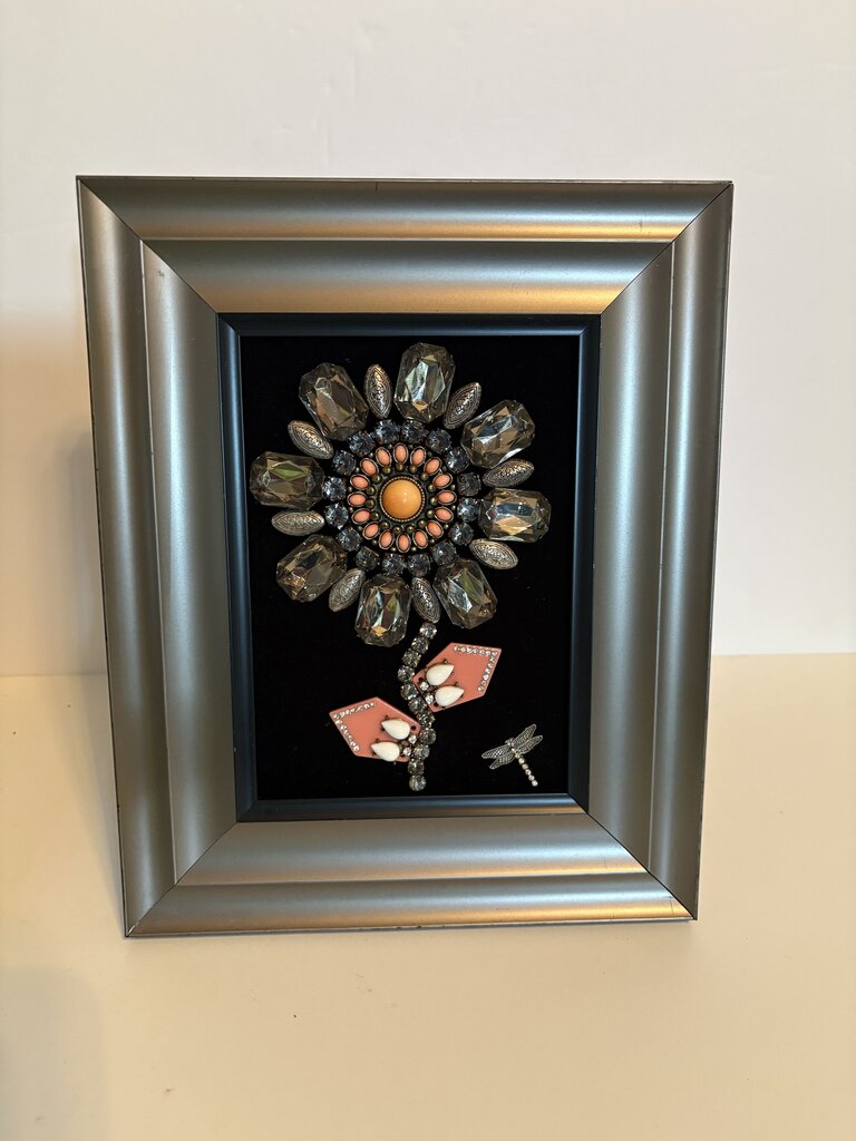 ART DECO GRAY FLOWER IN UPCYCLED GRAY 5X7 FRAME