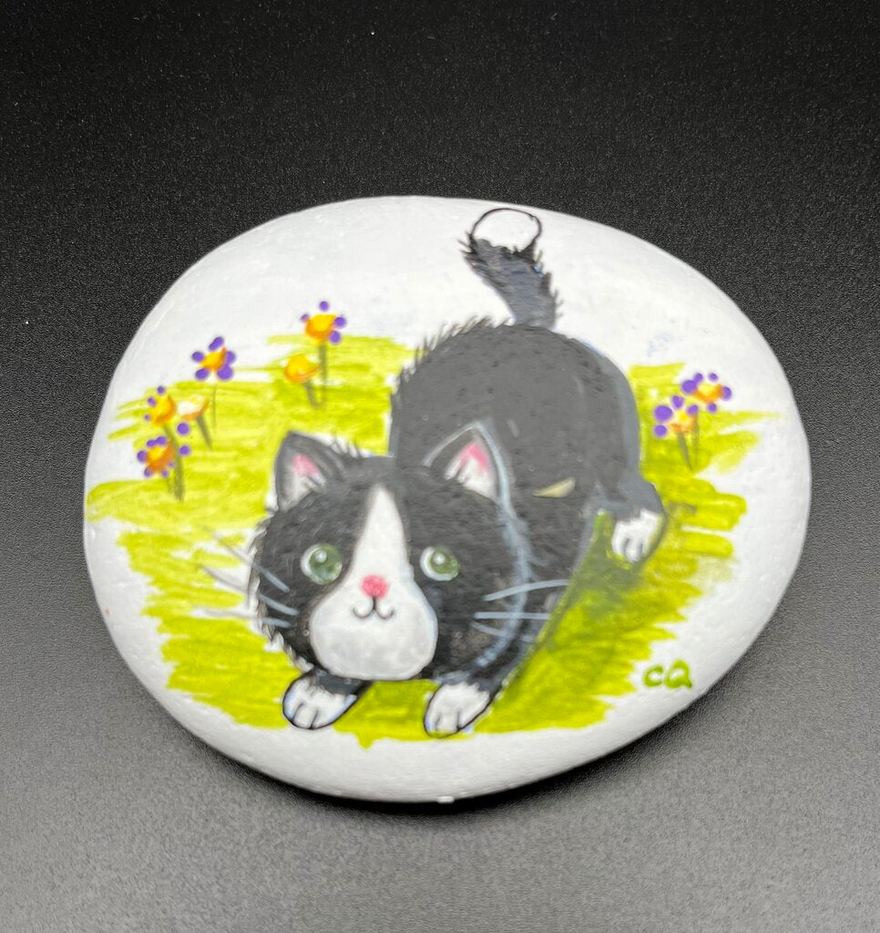 Rock sm white w/tux cat/grass