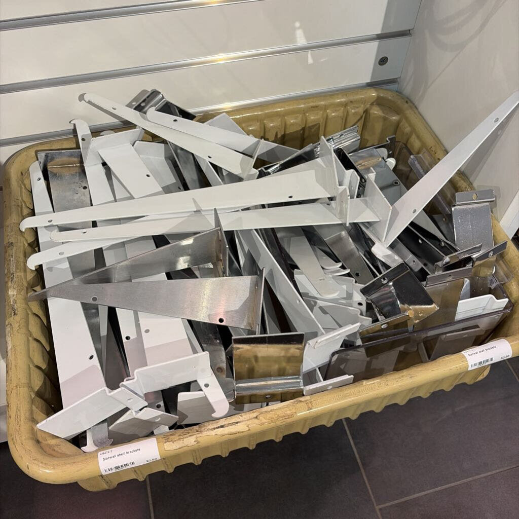 Slatwall shelf brackets