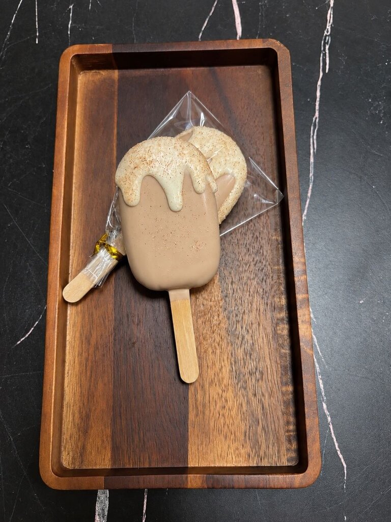 Cinnamon Roll Cakepop